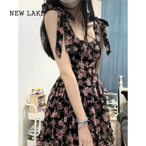 NEW LAKE辣妹纯欲风碎花吊带连衣裙女夏季2024新款设计感小众性感包臀短裙