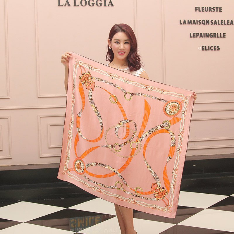 上海故事 飘菱皮粉烫金真丝方巾 ZS5008