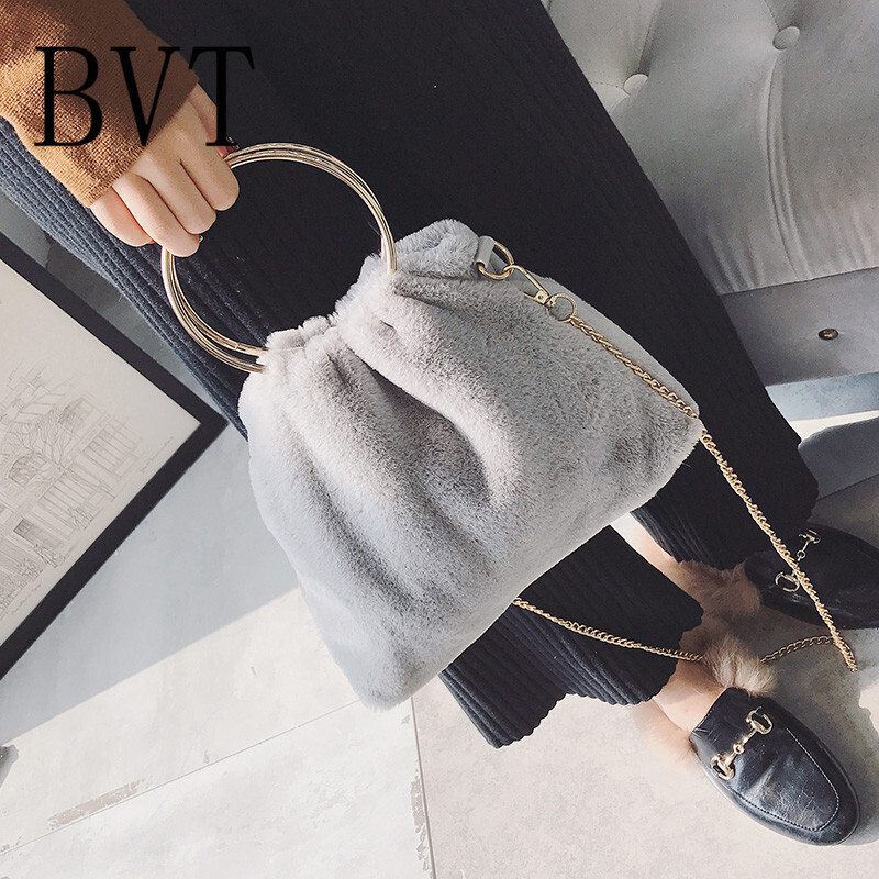 BVT毛绒水桶包女秋冬新款时尚毛毛包个性圆环手提包链条斜挎包 灰色