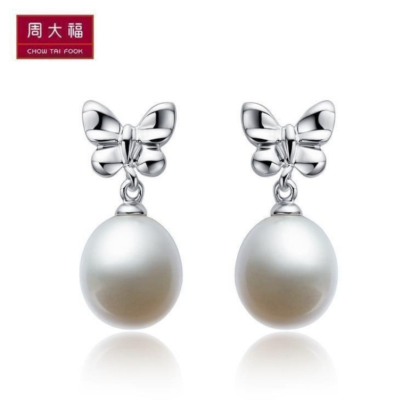 周大福蝴蝶结925银珍珠耳钉耳环AQ32612 380元