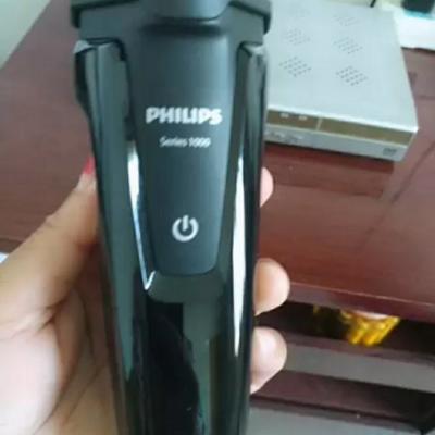 飞利浦(Philips)电动剃须刀S1010 旋转式三刀头充电式男士刮胡刀 干湿双剃全身水洗 贴面舒适剃须晒单图