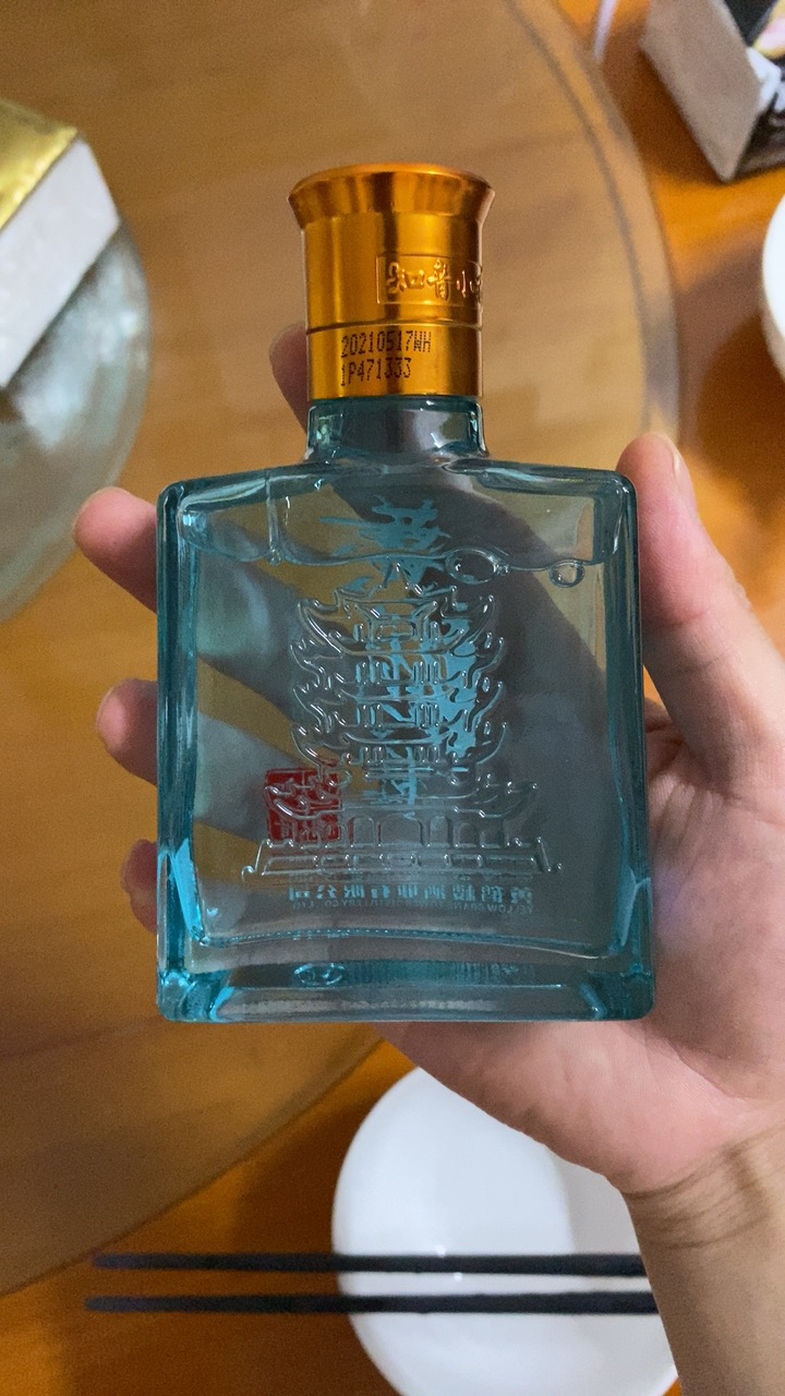 中国銘酒ー黄鶴楼シリーズの中「知音小酒」125ml,42°。１５本/1箱、箱売 黄鹤楼知音小酒清浓兼香型白酒42度125ml*15瓶整箱【价格图片品牌报价