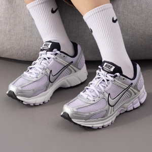 耐克(NIKE)女鞋新款运动鞋复古潮流时尚ZOOM VOMERO 5跑步休闲鞋FJ2028-107 ZP