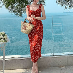 茶歇法式红色碎花吊带连衣裙子女夏季新款海边度假沙滩长裙子