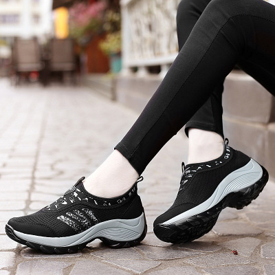 中老年鞋子女春妈妈鞋软底坡跟鞋健步鞋女鞋妈妈鞋套脚老人鞋