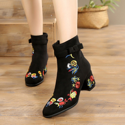 靴子女秋款新款百搭短靴春秋粗跟加绒方头刺绣花靴民族风