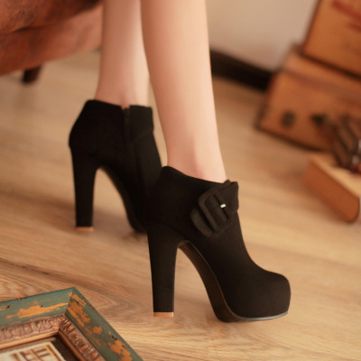 小码超高跟夜店裸靴子侧拉链粗跟防水台短靴皮带扣红色大码婚鞋子