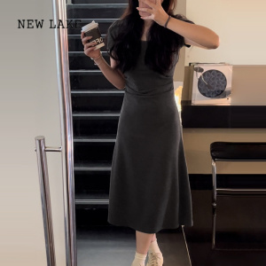 NEW LAKE灰色设计感褶皱方领短袖连衣裙子女夏季2024新款小个子收腰长裙
